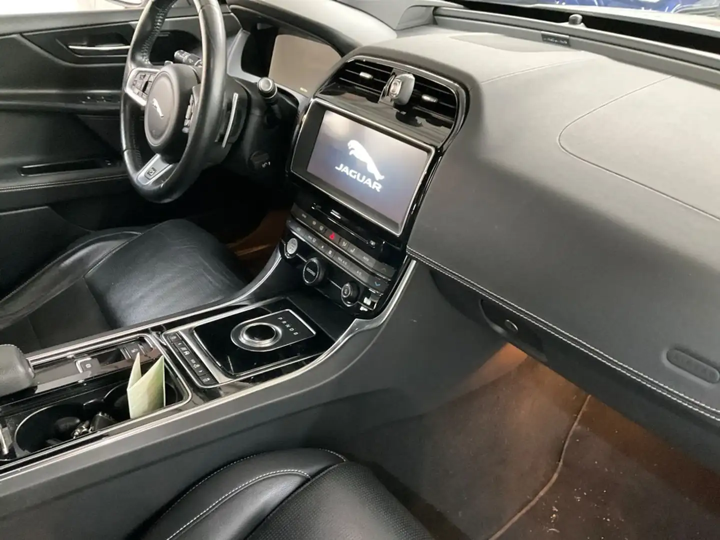 Jaguar XE XE+30t+AWD+R-Sport Weiß - 1