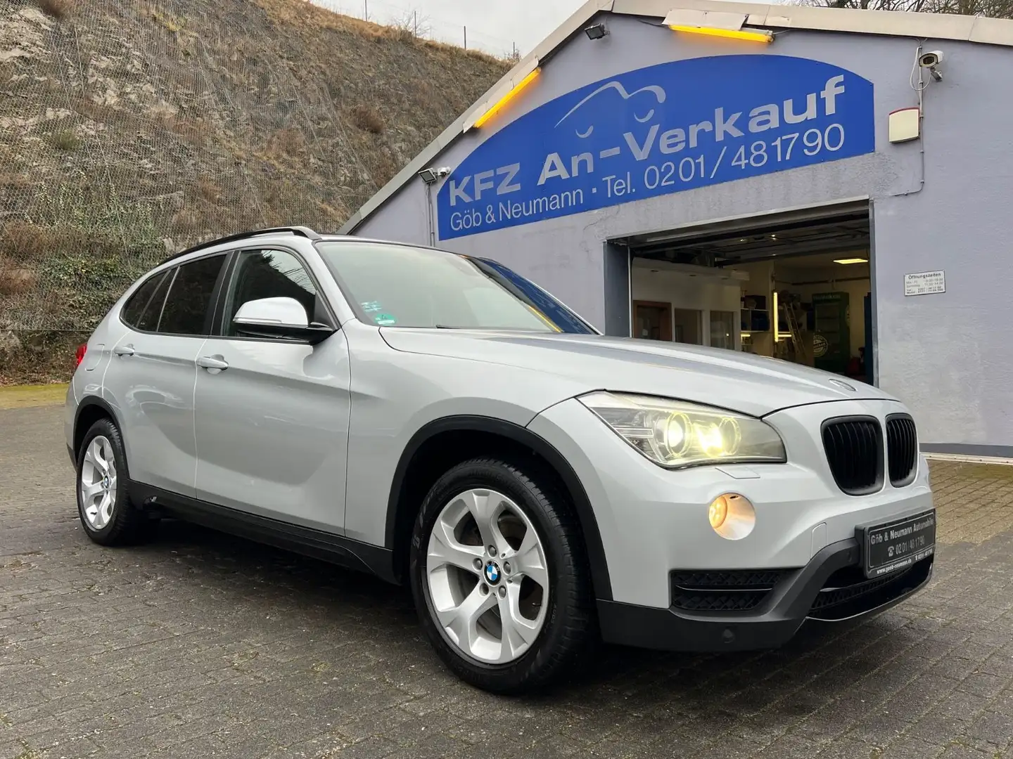 BMW X1 xDrive 20d SportLine Aut.Navi Pano Xenon AHK Silber - 1