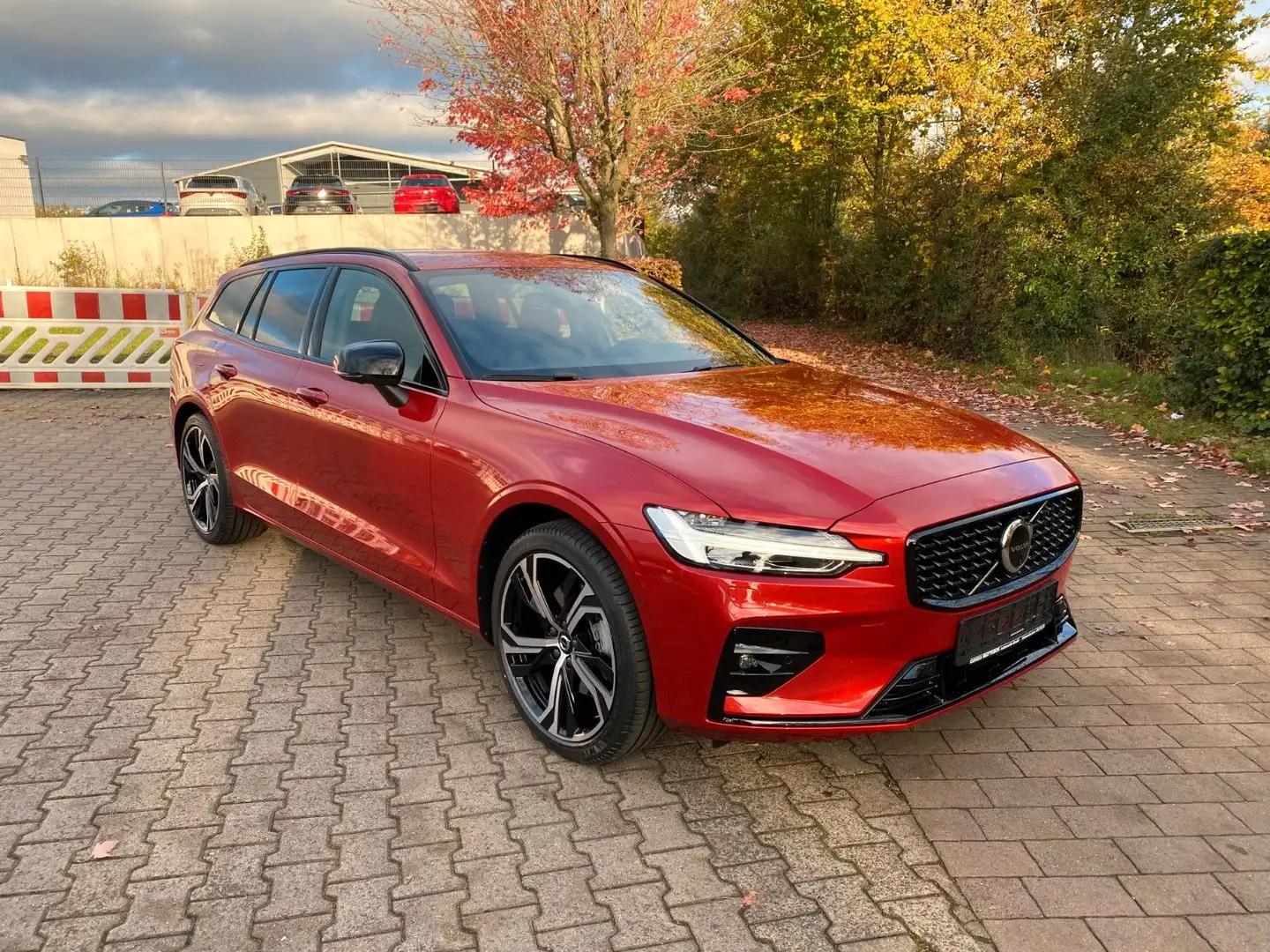 Volvo V60 PLUS DARK +19"+AHK+SH vo+hi+360+PRIVACY Rot - 1