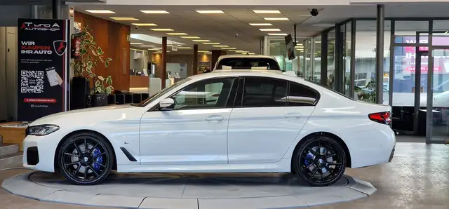BMW 5 Series view 4