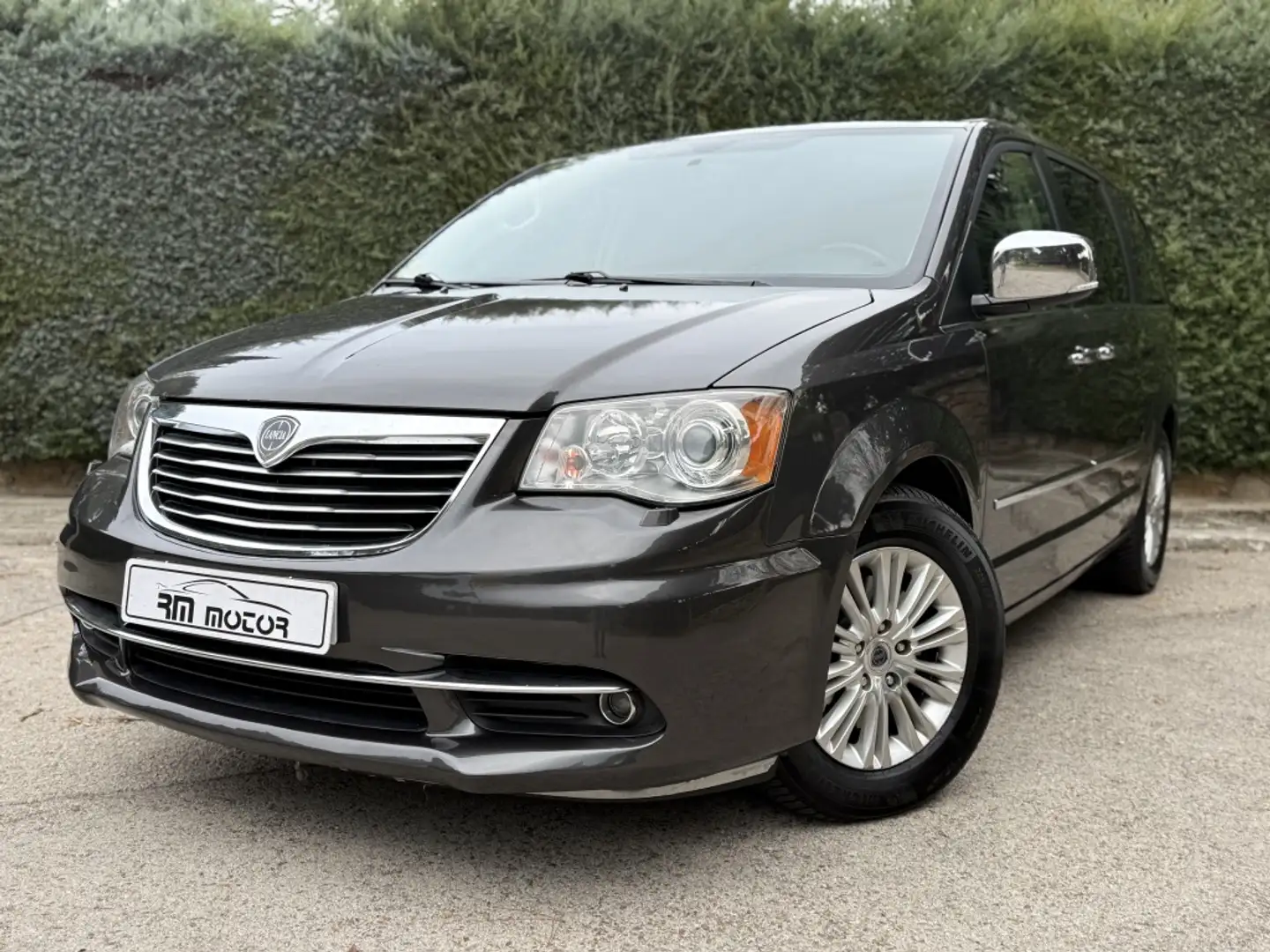 Lancia Voyager 2.8CRD E. Limitada Family Class 177 Aut. - 1