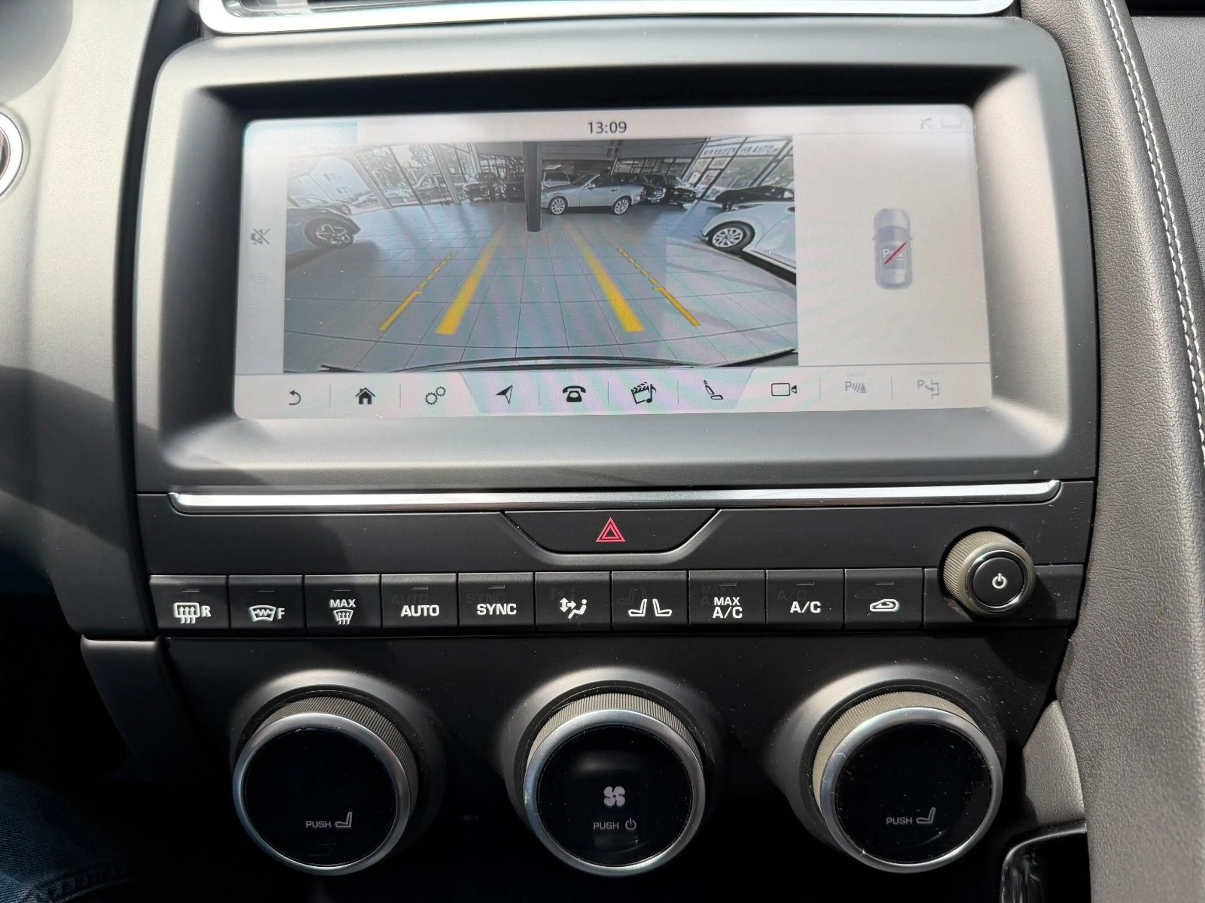 Jaguar E-Pace E-PACE R-Dynamic HSE AWD — photo 11
