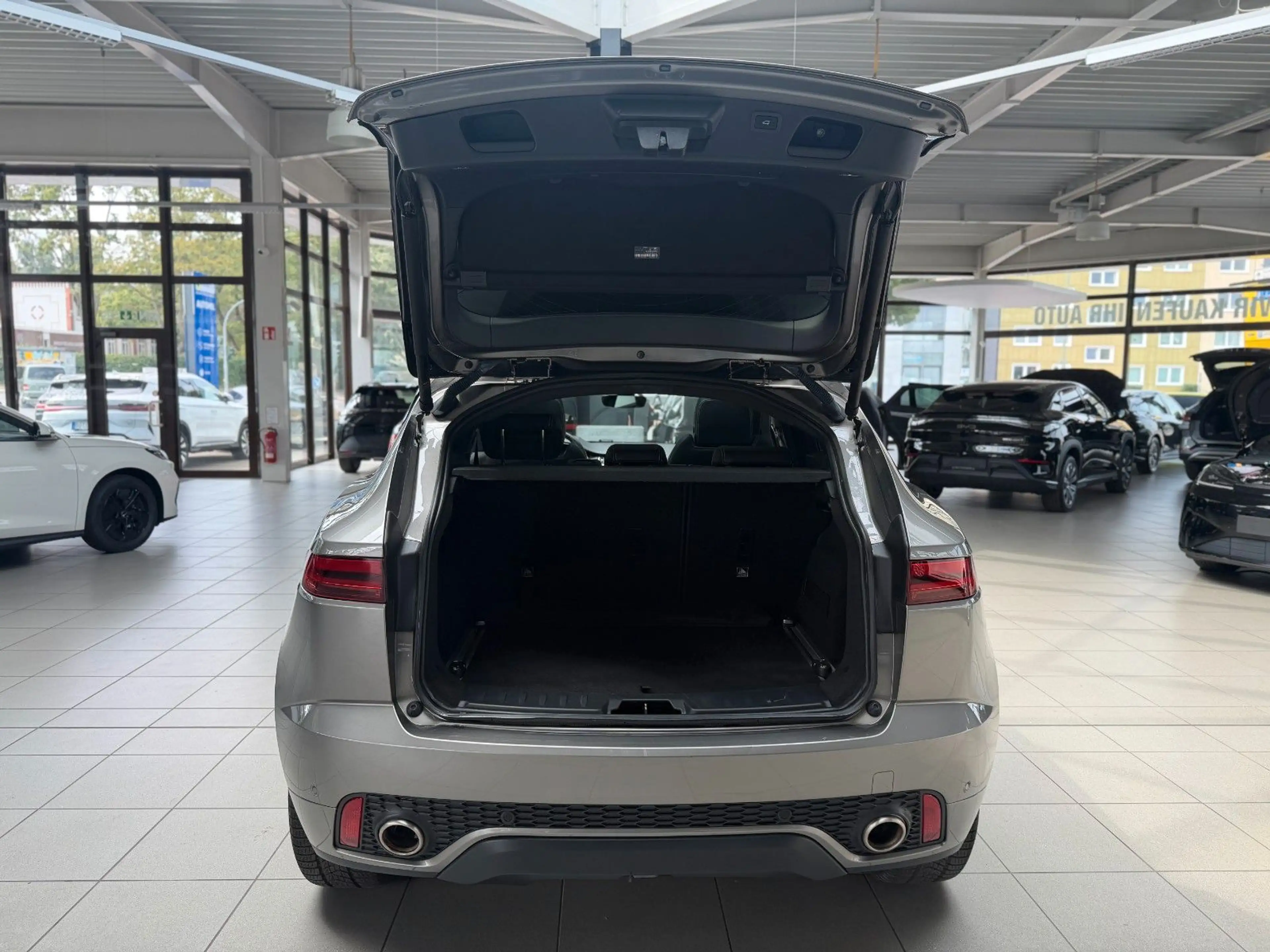 Jaguar E-Pace E-PACE R-Dynamic HSE AWD — photo 7