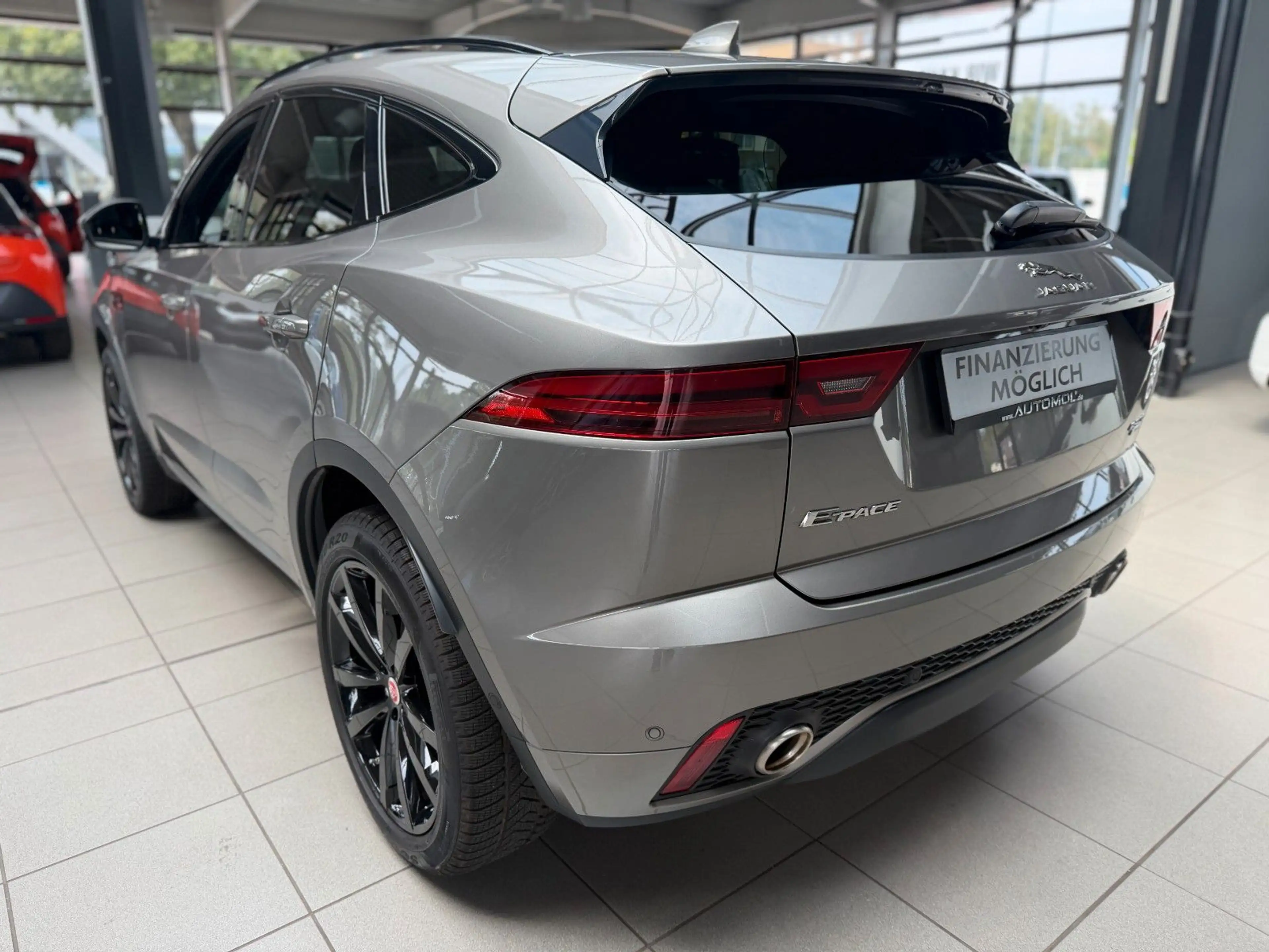 Jaguar E-Pace E-PACE R-Dynamic HSE AWD — photo 4