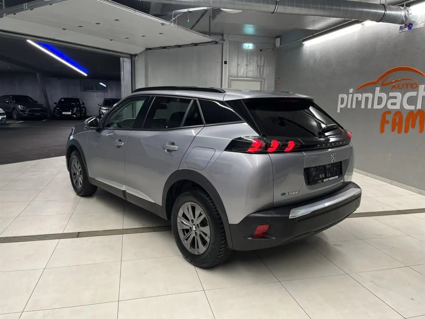 Peugeot 2008 E-ALLURE Grau - 2
