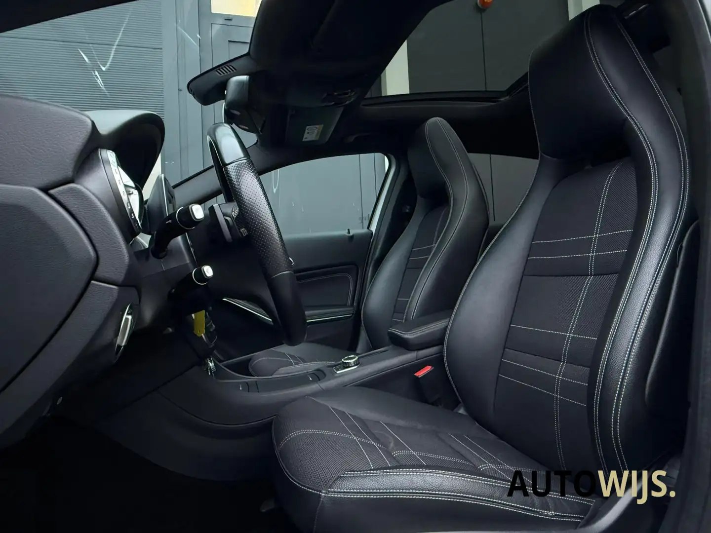 Mercedes-Benz GLA 200 Ambition|PANO|LED|Cruise|NL AUTO|GOED ONDERHOUDEN Grijs - 2