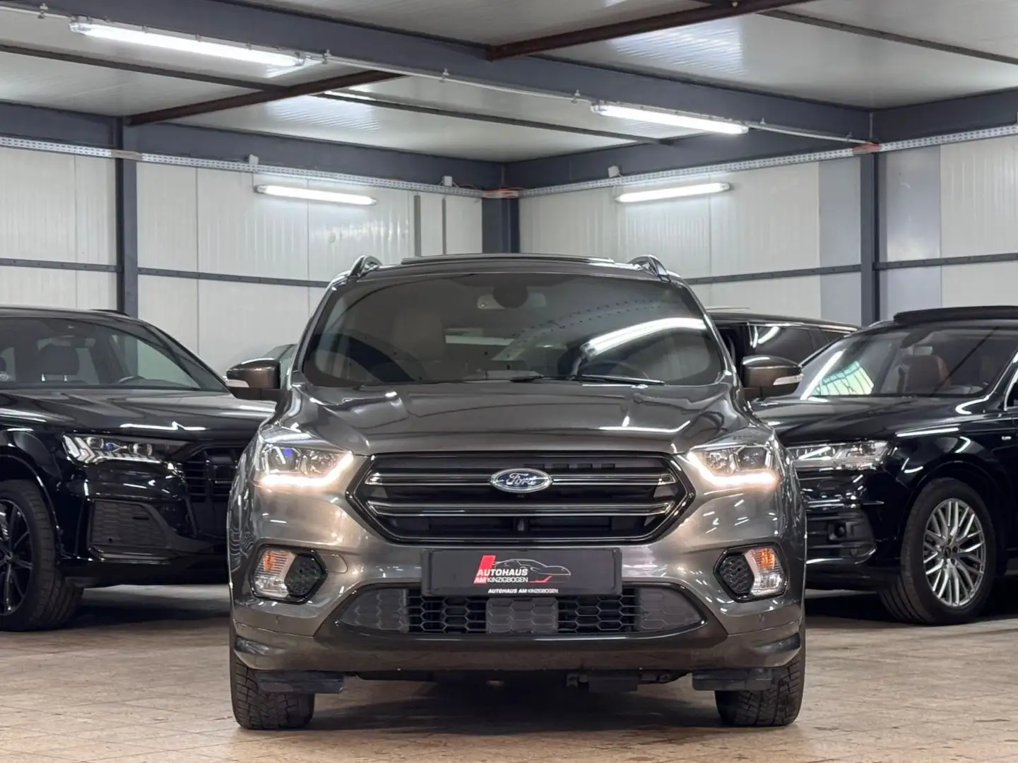 Ford Kuga ST-LINE PANO*AHK*KAME*TEMP*1.HAND Grijs - 2