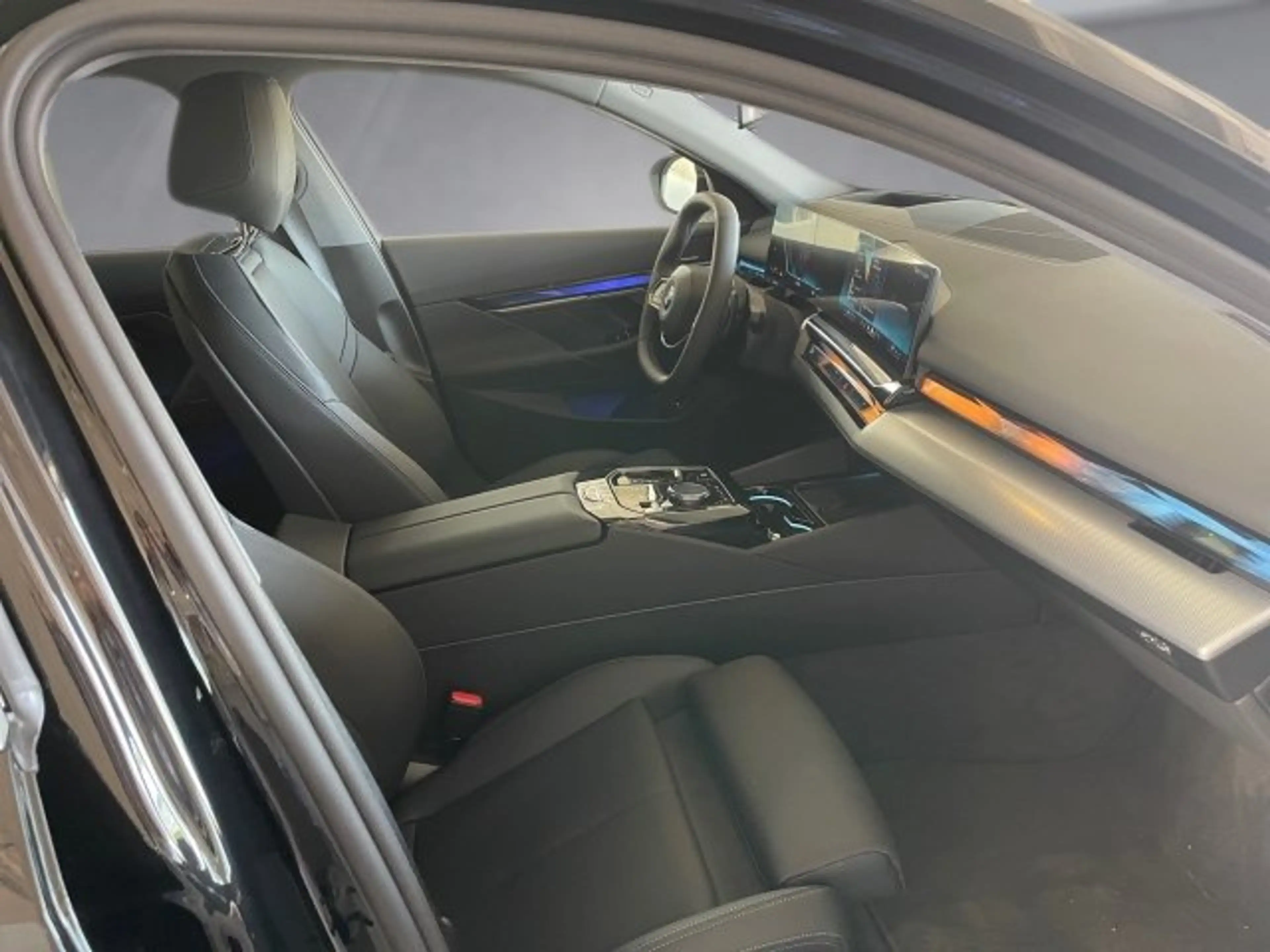 Ford E-Transit 520d xDrive Limousine G60 B47 — photo 11