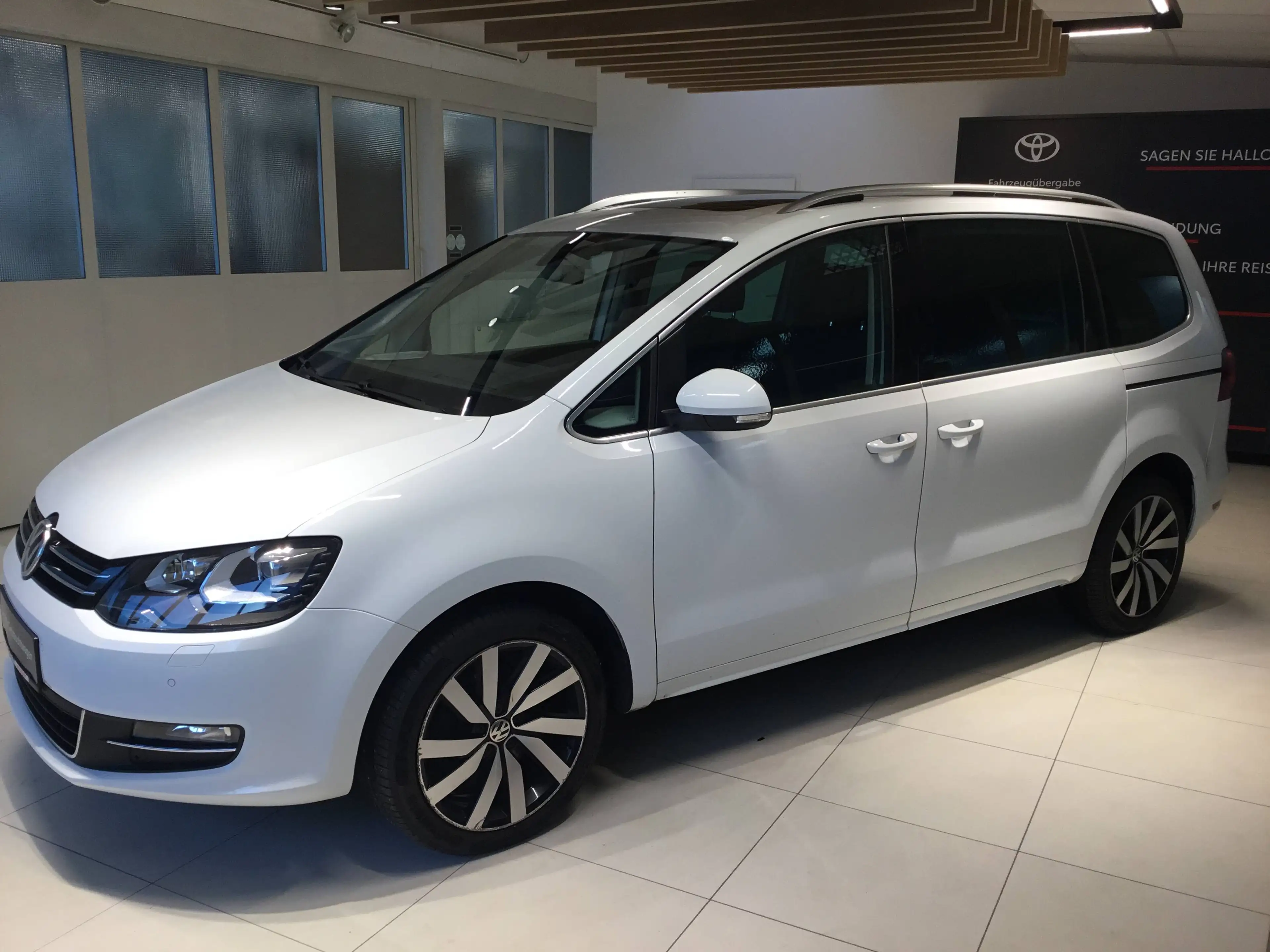 Volkswagen Sharan Highline 2,0 TDI DSG Motion 4 — photo 4