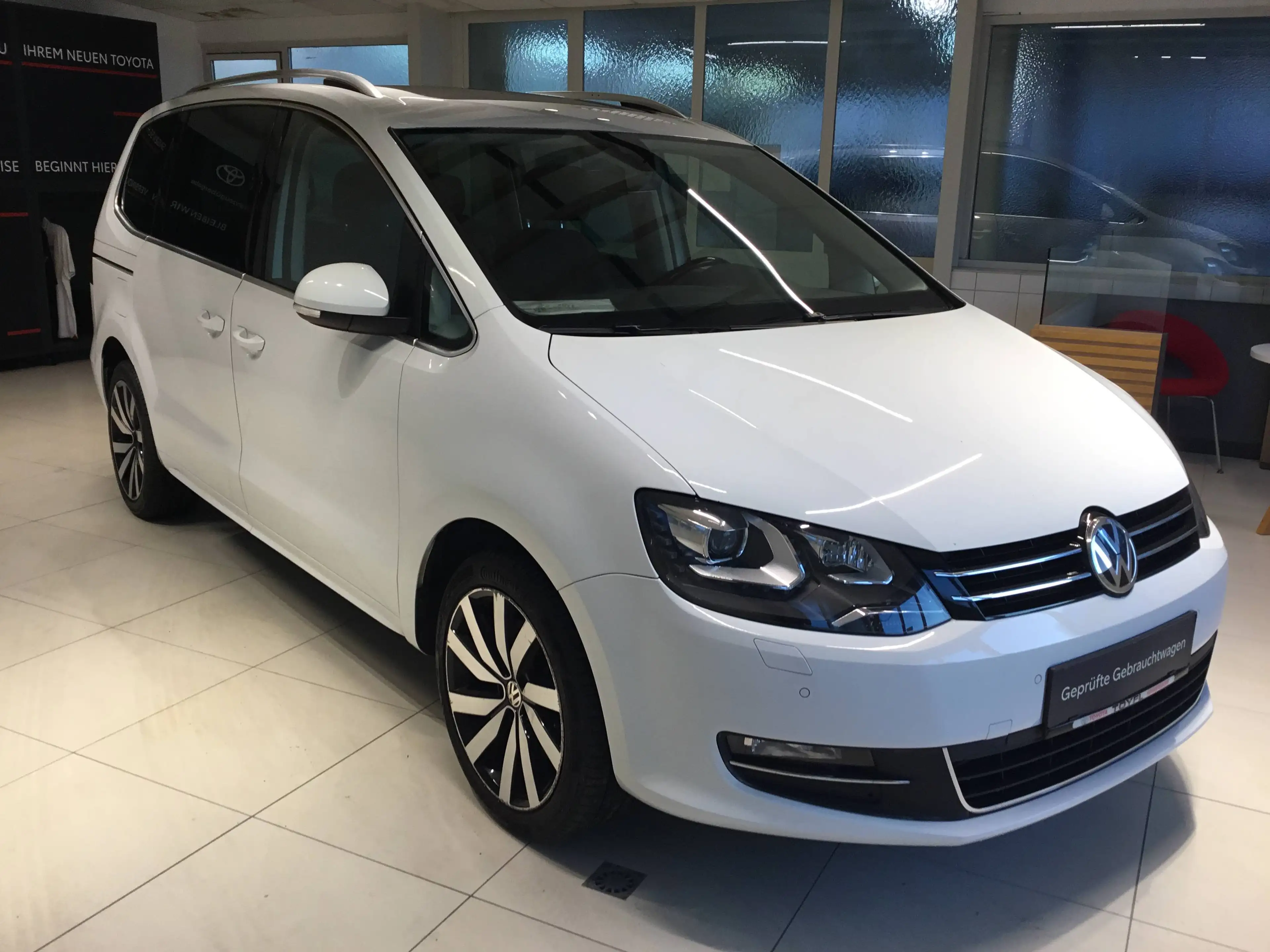 Volkswagen Sharan Highline 2,0 TDI DSG Motion 4 — photo 3