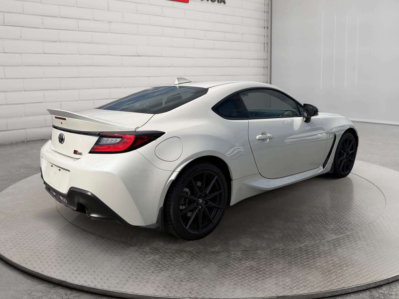 2025 Toyota GR86 PREMIUM; 6 SPEED MANUAL, 228 HP!! LEATHER, HEATED — photo 1
