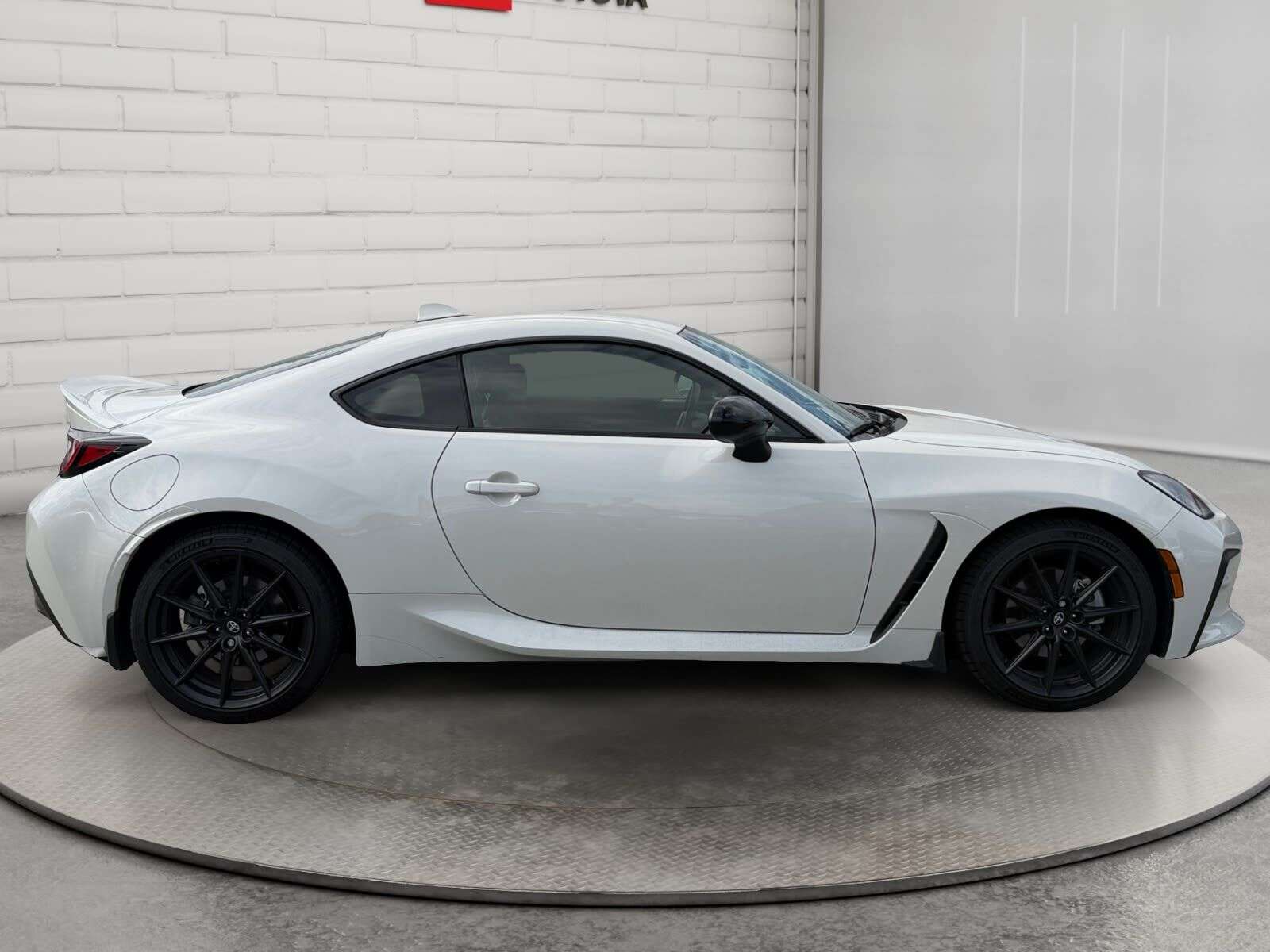 2025 Toyota GR86 PREMIUM; 6 SPEED MANUAL, 228 HP!! LEATHER, HEATED — photo 1