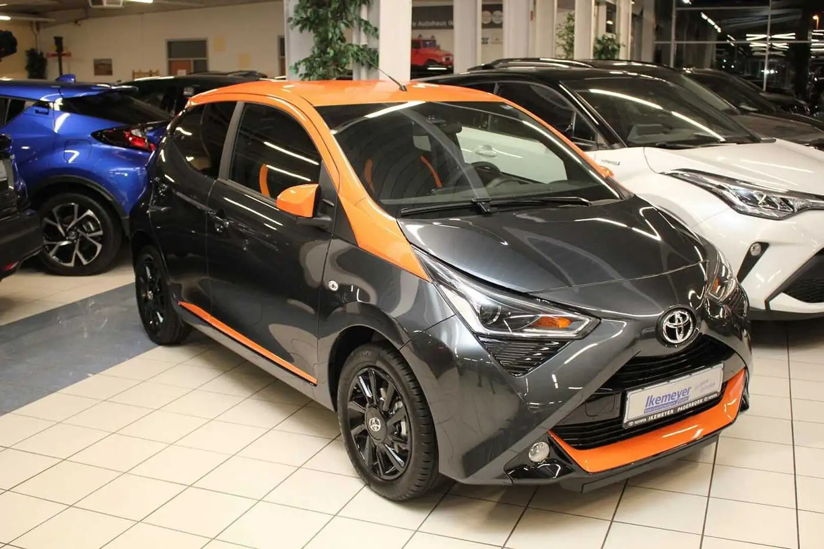 Toyota Aygo x-JBL Klimaautomatik Teilleder Alufelgen Rückfahrk Grau - 2