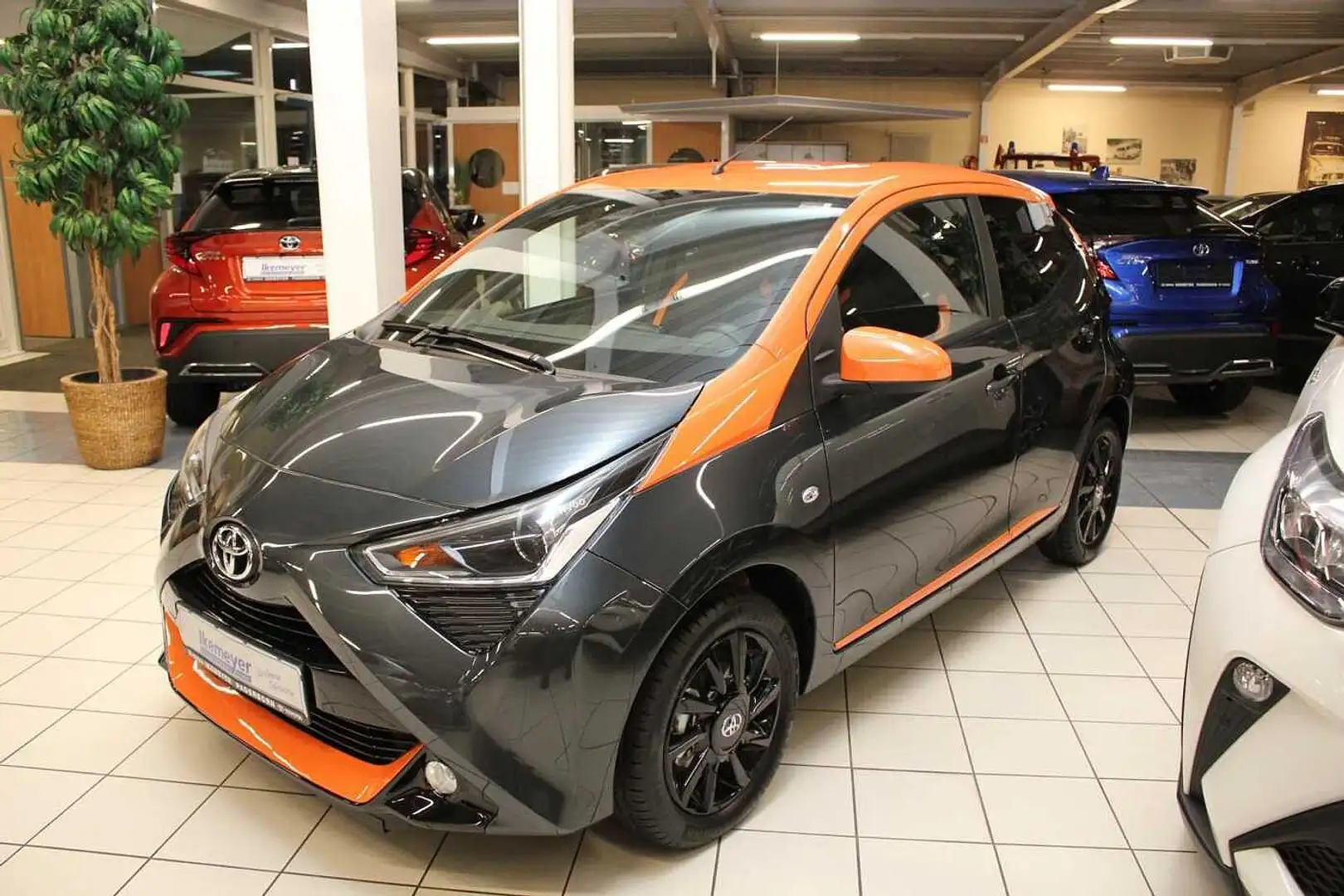 Toyota Aygo x-JBL Klimaautomatik Teilleder Alufelgen Rückfahrk Grau - 1