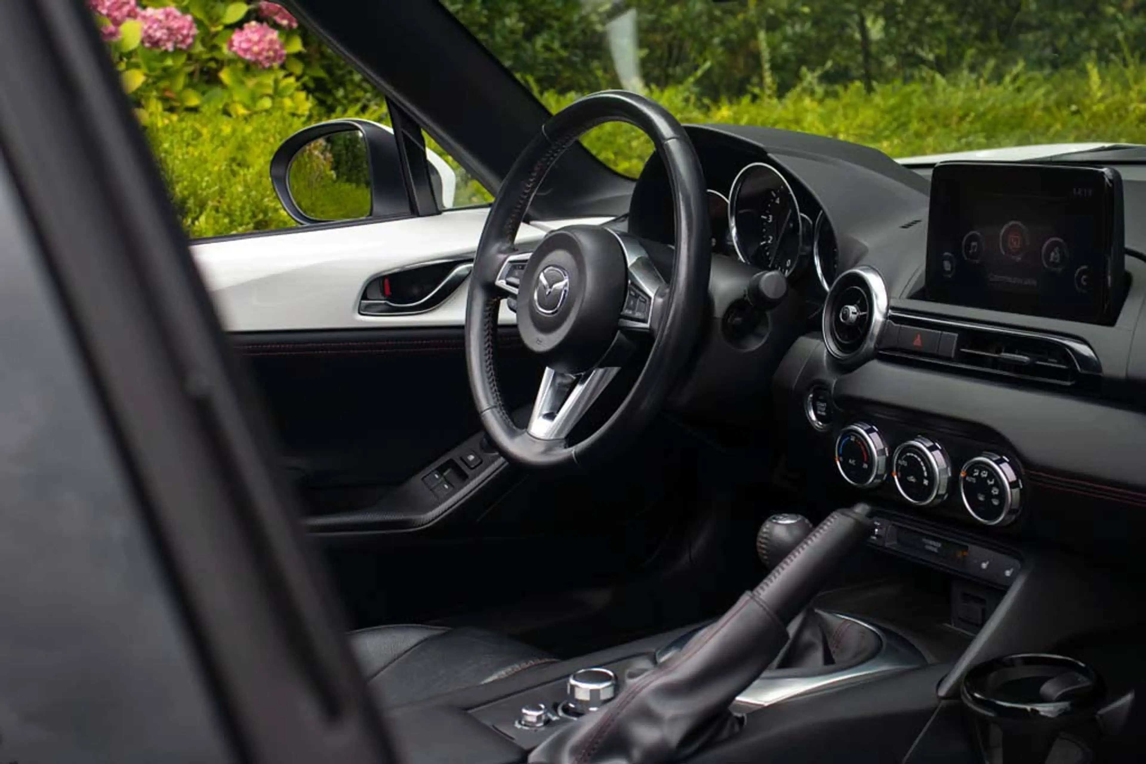 Mazda MX-5 RF NDRF 2.0l SkyActiv-G 184 GT-M Snowflake White P — photo 13