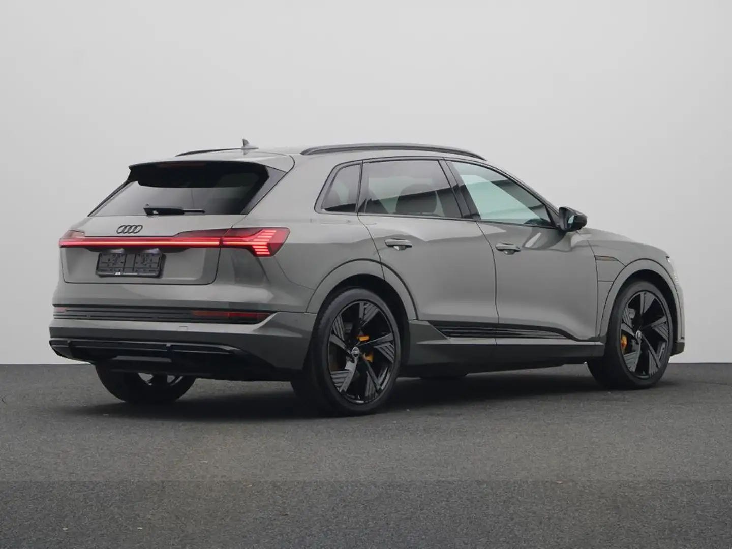 Audi e-tron S-LINE 55 QUATTRO 408 PK Grijs - 2