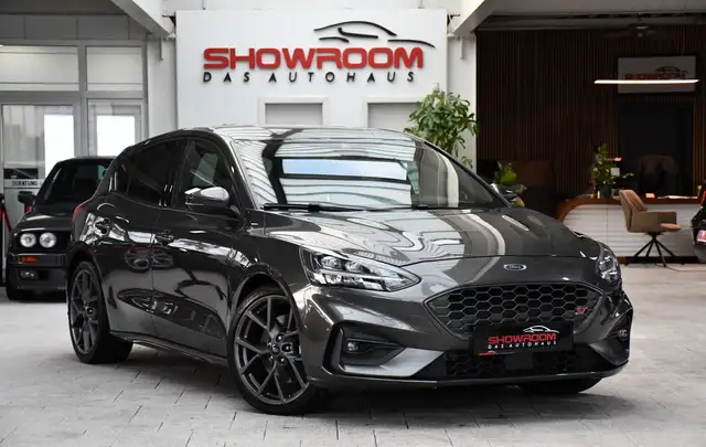 Ford Focus view 3