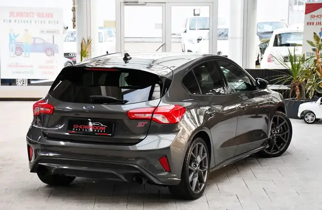 Ford Focus view 2
