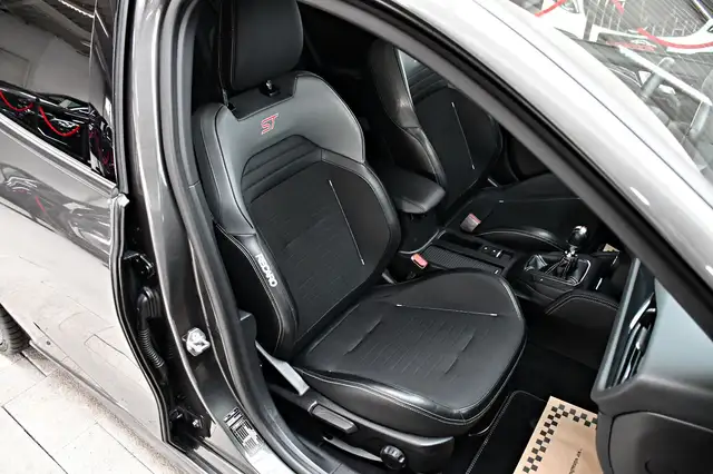 Ford Focus view 12