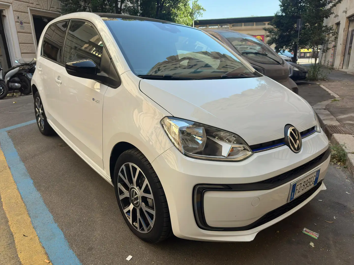 Volkswagen e-up! 5p 37 kWh 280 km autonomia Bianco - 1
