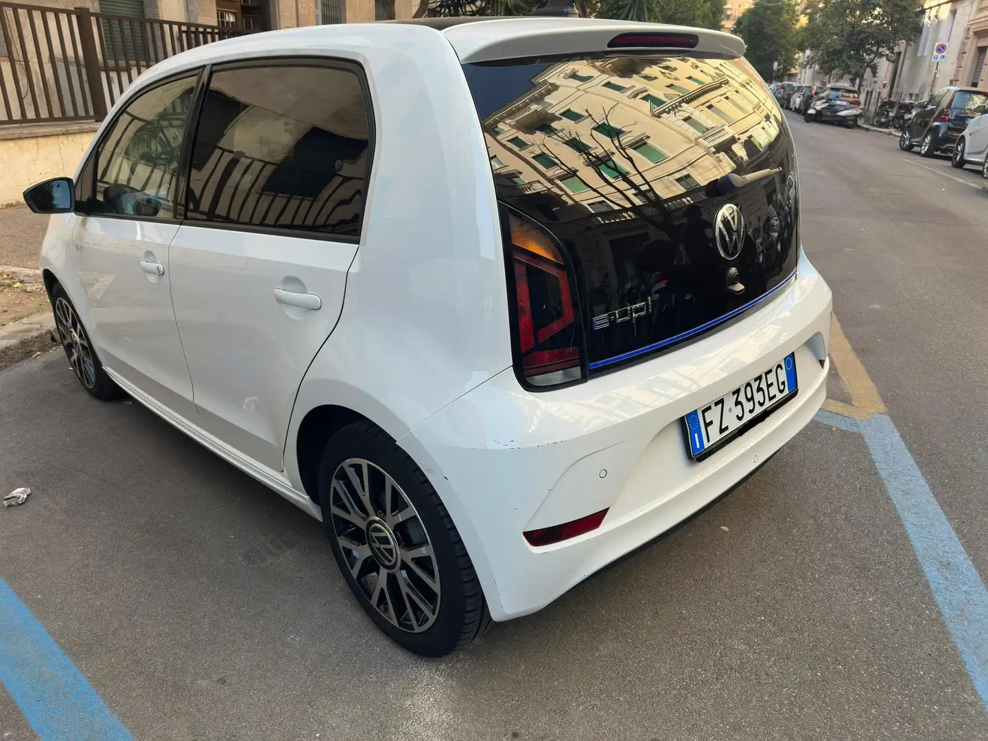 Volkswagen e-up! 5p 37 kWh 280 km autonomia Bianco - 2