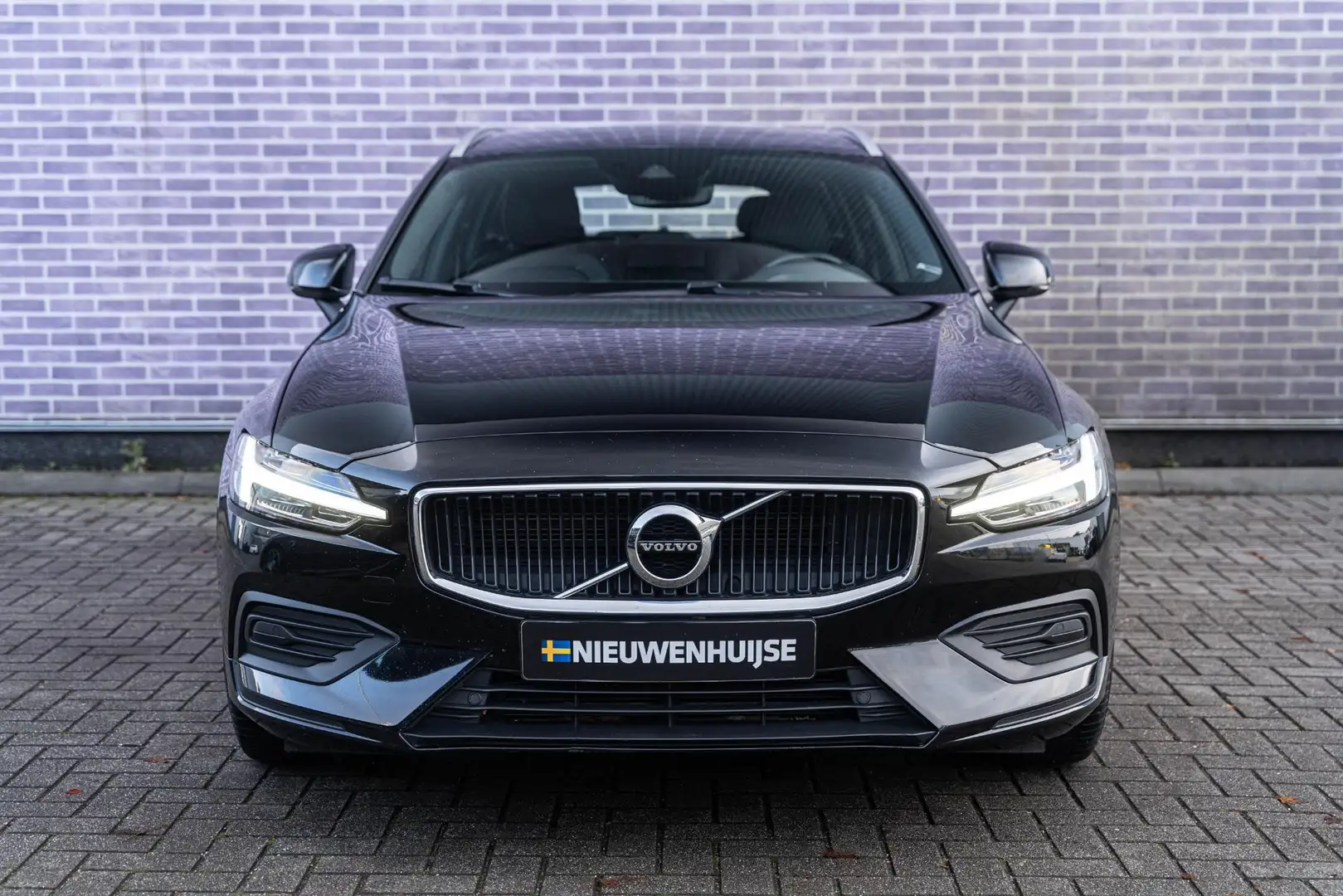 Volvo V60 T4 210pk Automaat Momentum Pro | Navi | Comfortsto Noir - 2