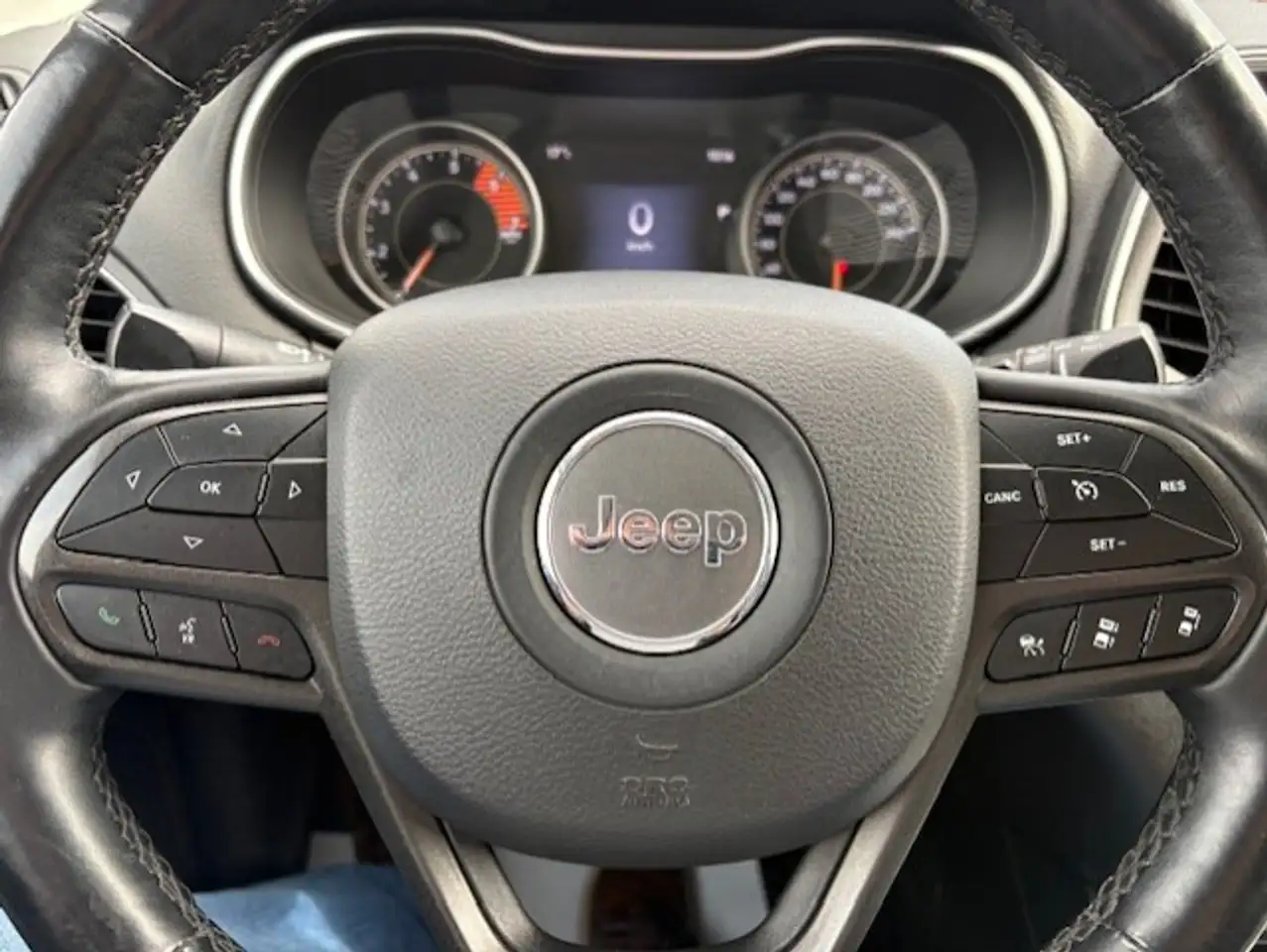 Jeep Cherokee снимка Jeep Cherokee