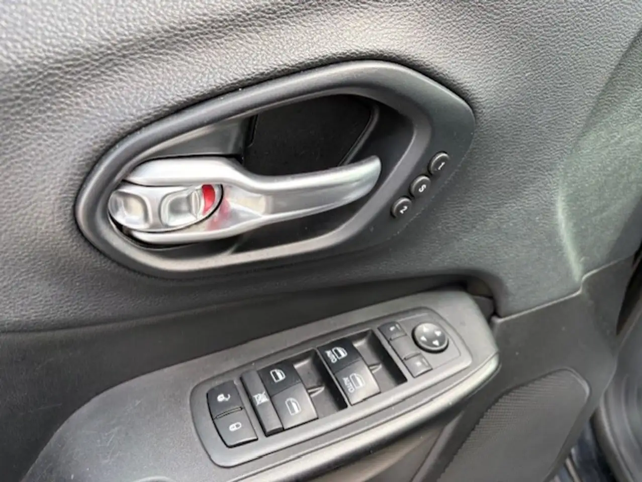 Jeep Cherokee снимка Jeep Cherokee