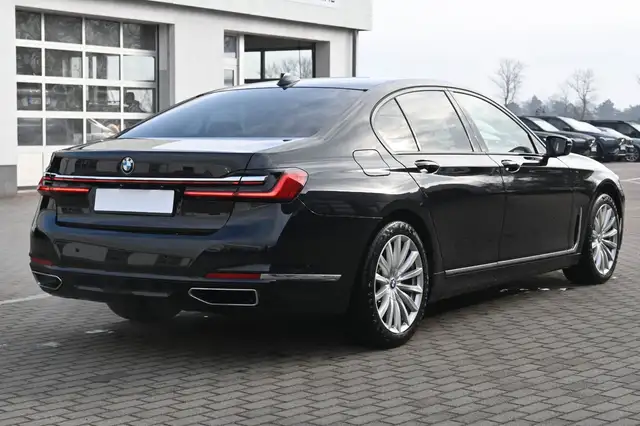 BMW 7 Series view 5