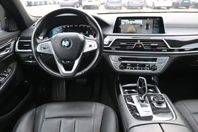 BMW 7 Series view 9