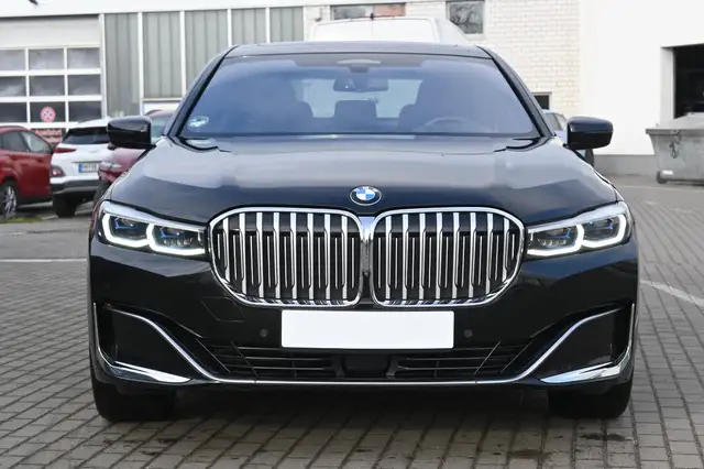 BMW 7 Series view 8