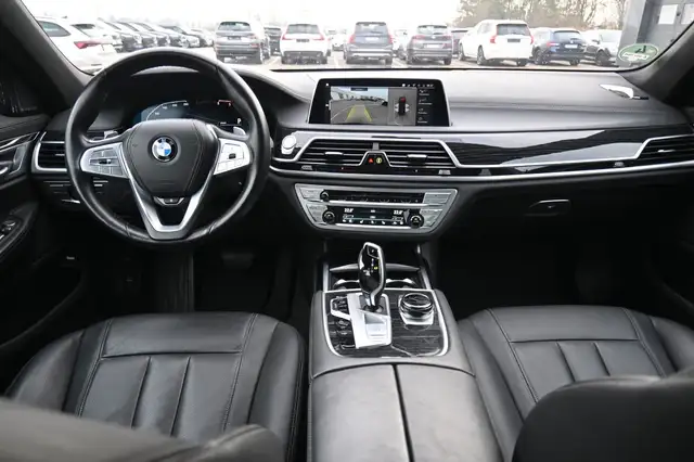 BMW 7 Series view 11