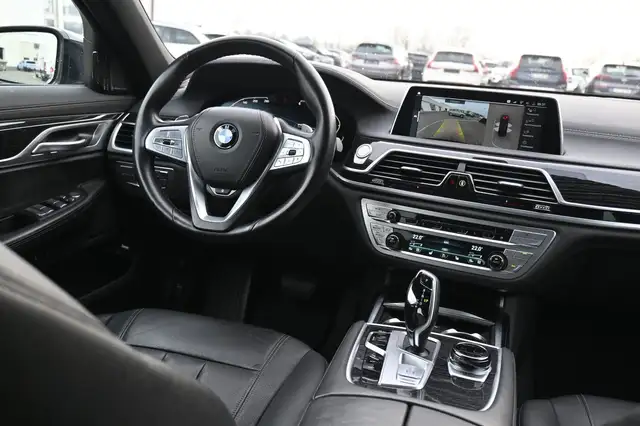 BMW 7 Series view 10