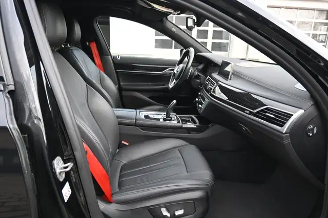 BMW 7 Series view 15