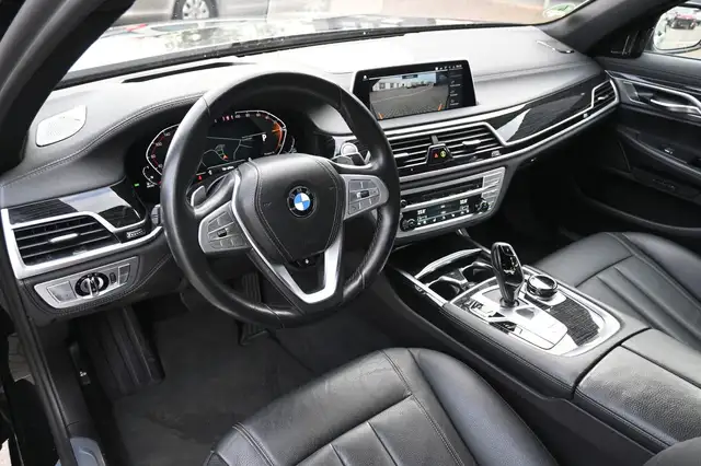 BMW 7 Series view 13
