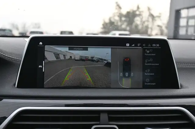 BMW 7 Series view 12