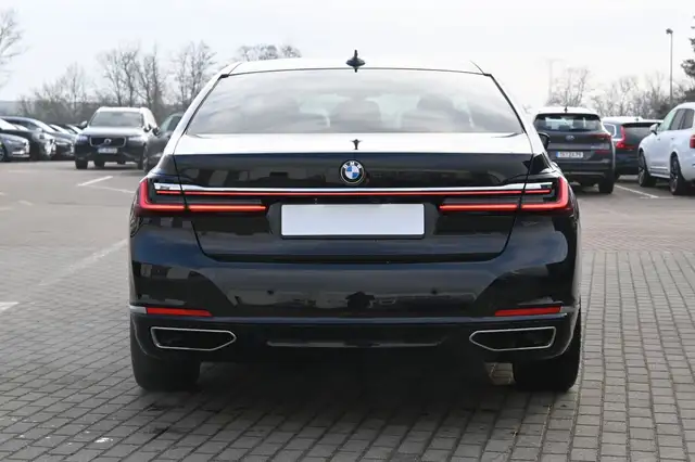 BMW 7 Series view 4