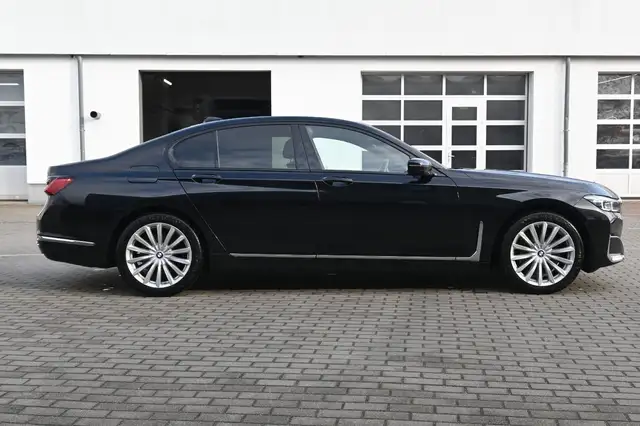 BMW 7 Series view 6