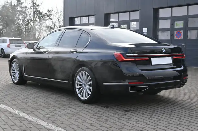 BMW 7 Series view 3