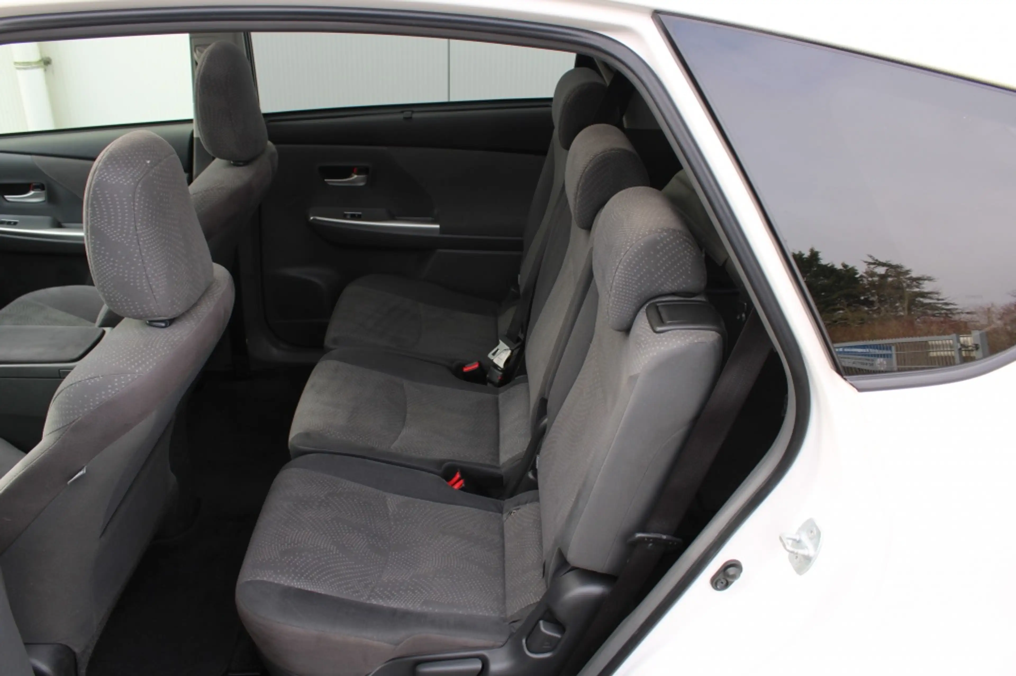 Toyota Prius Wagon 1.8 Aspiration Limited 7 prs. — photo 12