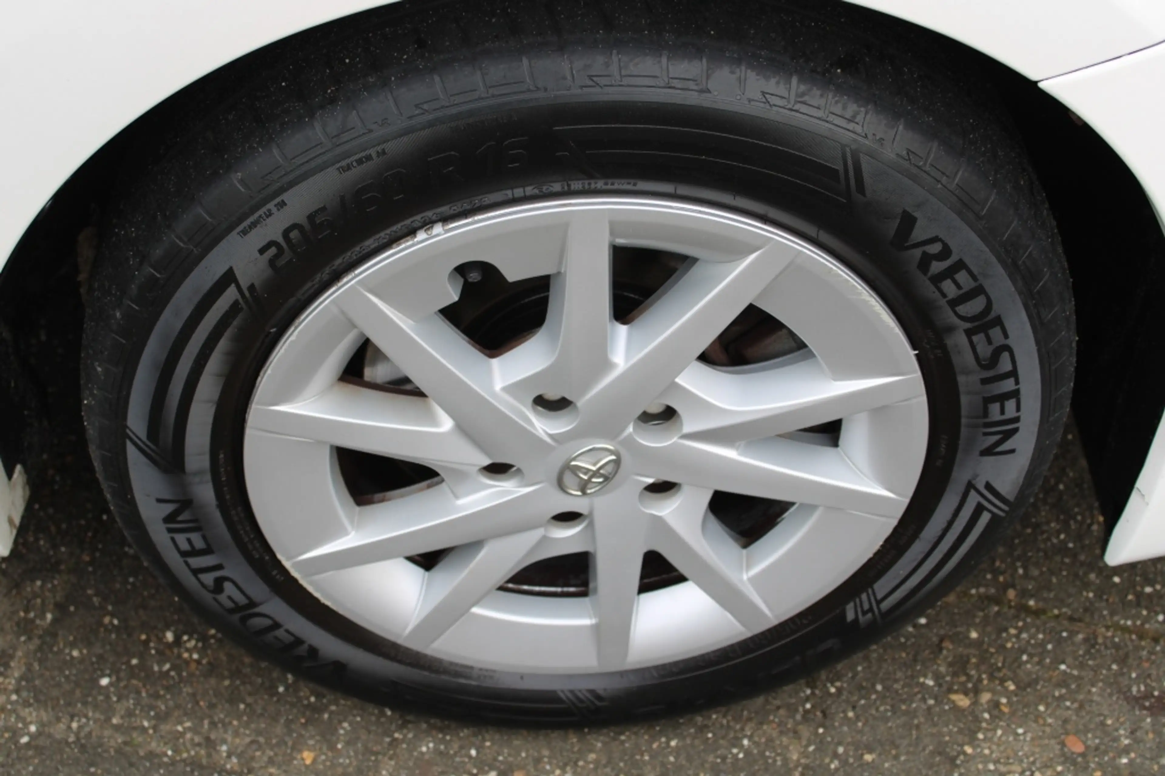 Toyota Prius Wagon 1.8 Aspiration Limited 7 prs. — photo 5
