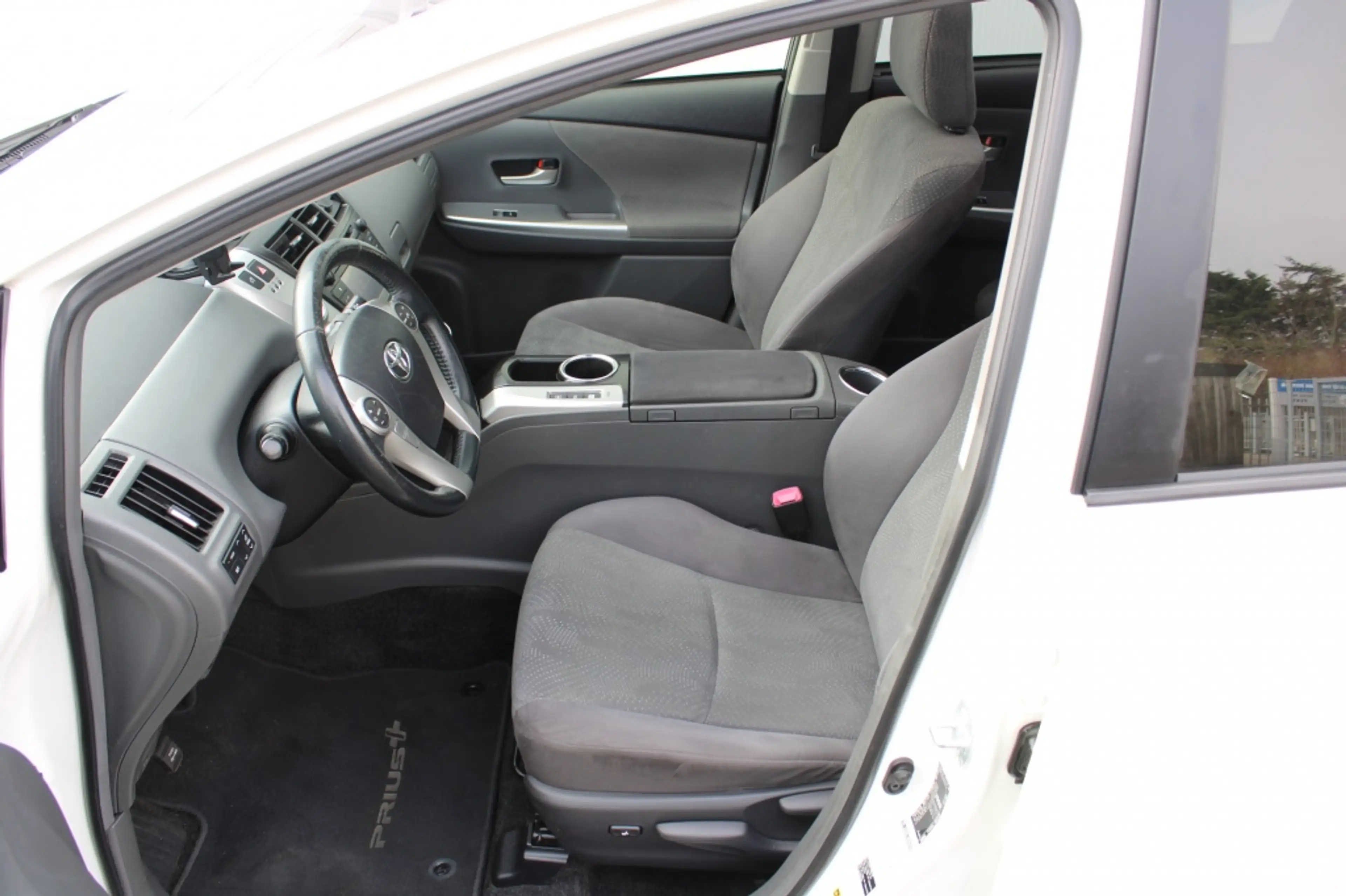 Toyota Prius Wagon 1.8 Aspiration Limited 7 prs. — photo 11