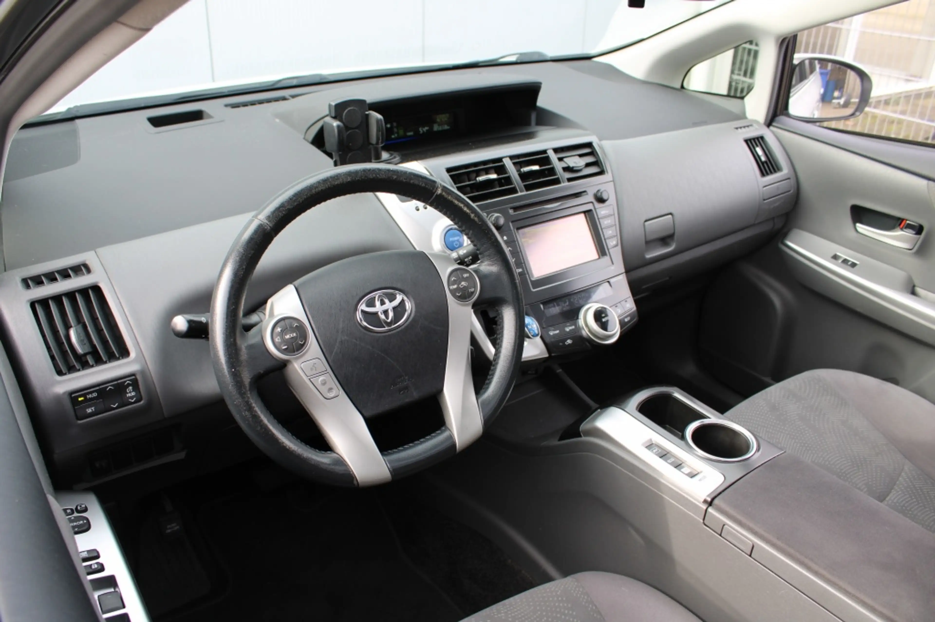 Toyota Prius Wagon 1.8 Aspiration Limited 7 prs. — photo 22
