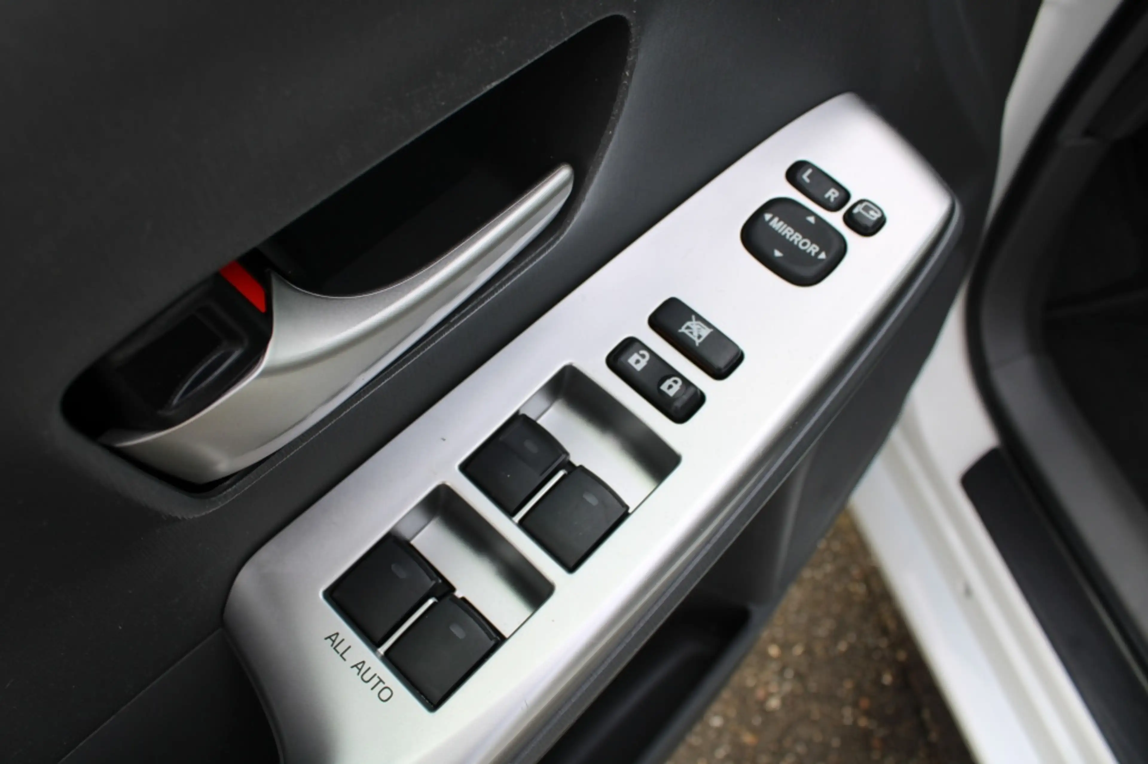 Toyota Prius Wagon 1.8 Aspiration Limited 7 prs. — photo 21