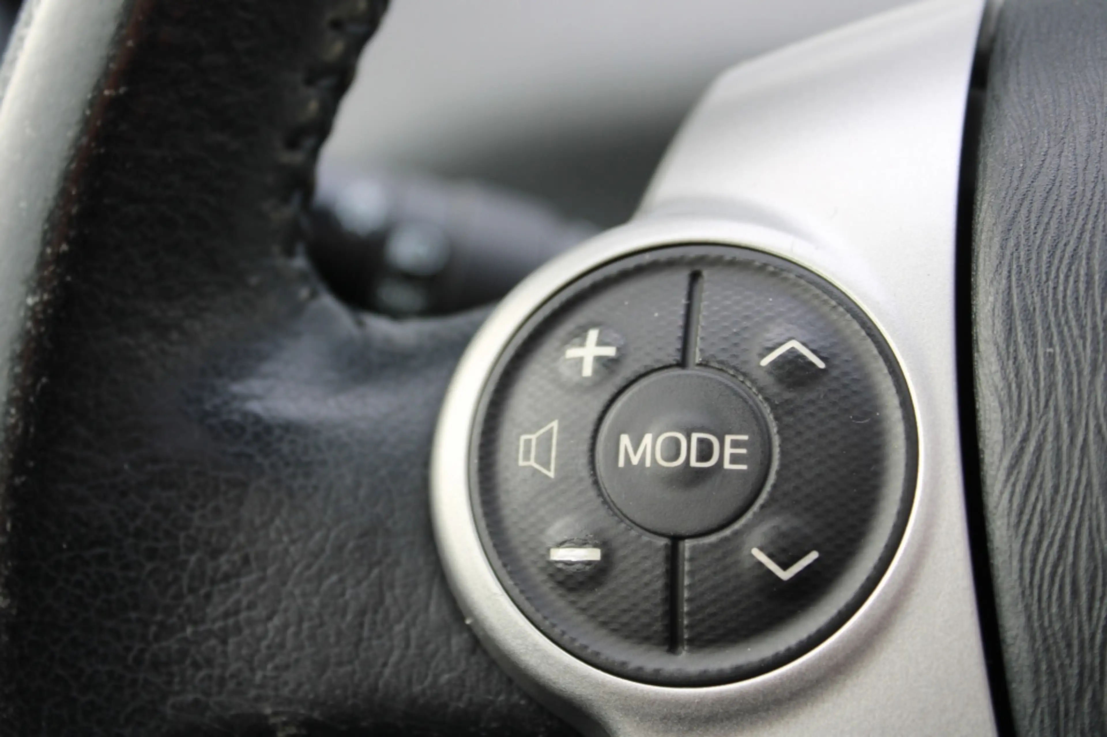 Toyota Prius Wagon 1.8 Aspiration Limited 7 prs. — photo 19