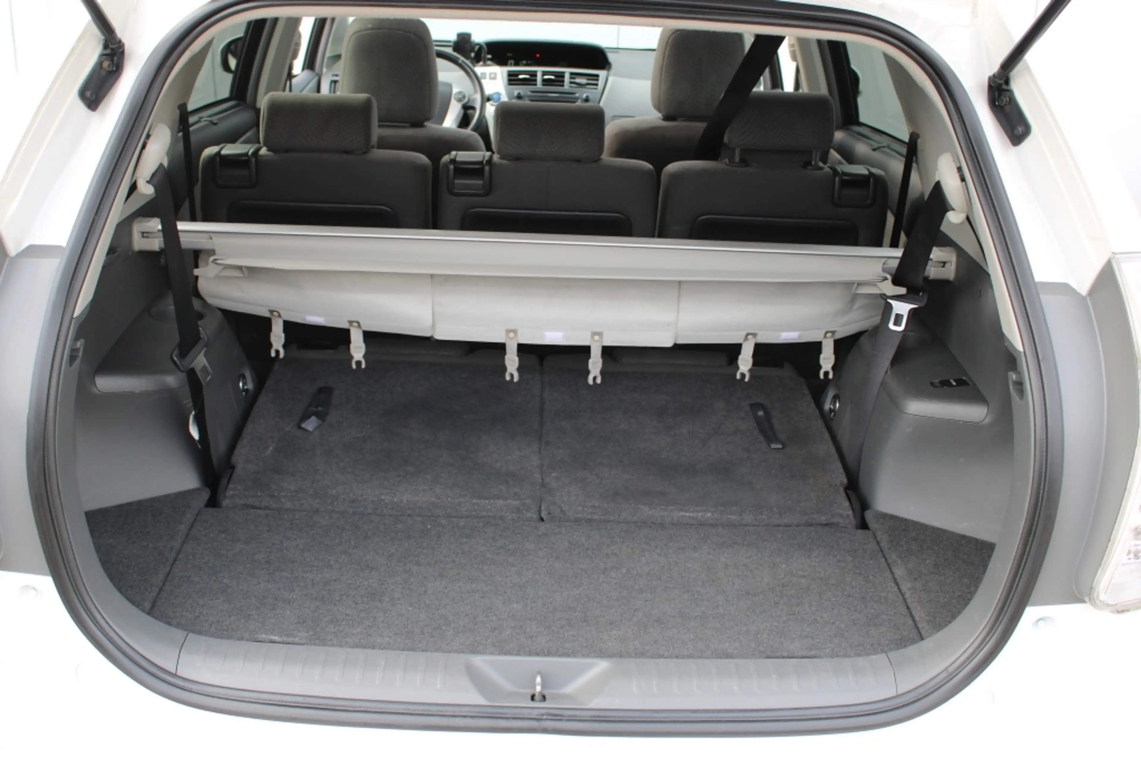 Toyota Prius Wagon 1.8 Aspiration Limited 7 prs. — photo 23
