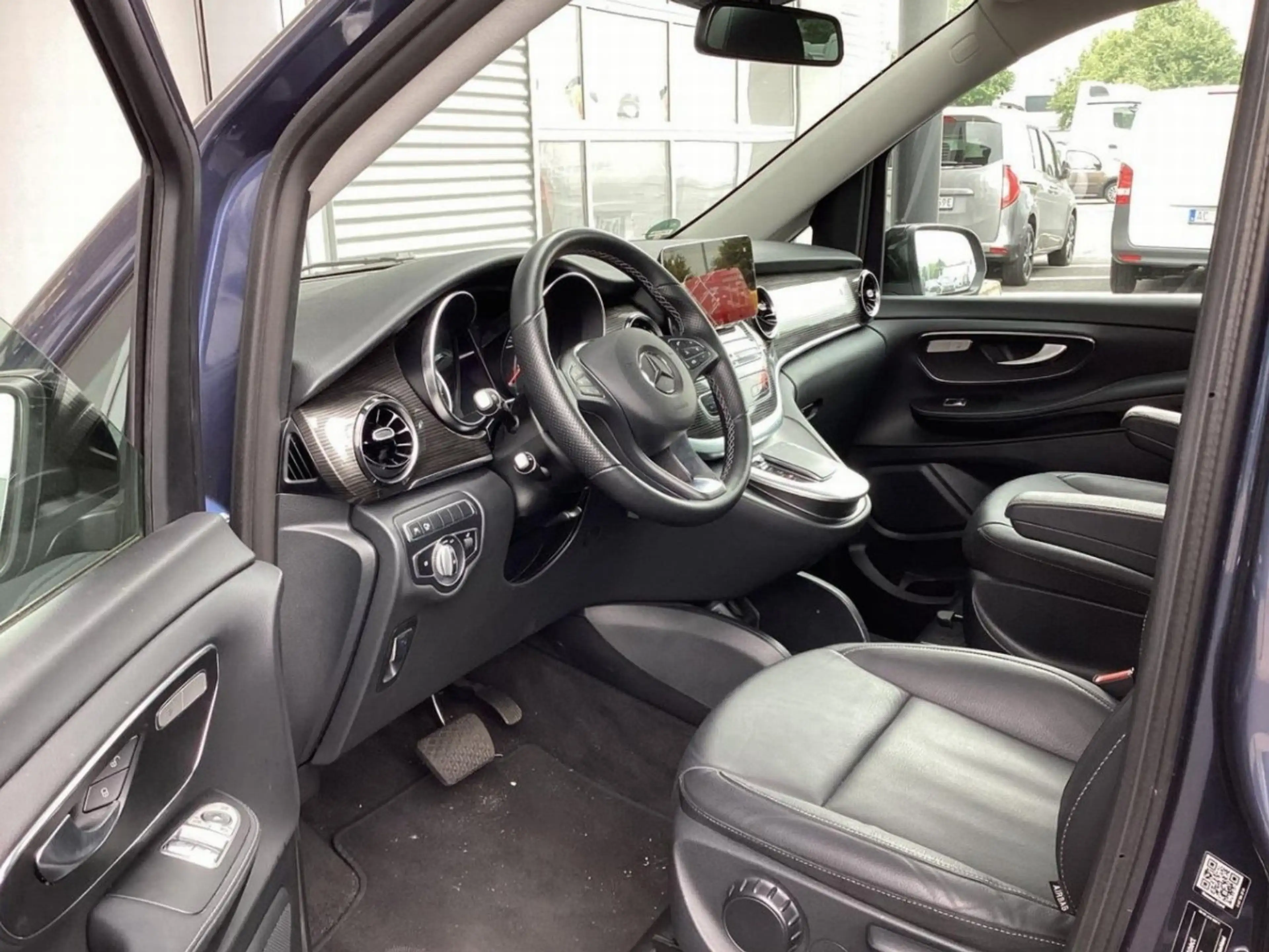 Mercedes-Benz EQV 300 EQV300 AVANTG Edition AIRMATIC Pano DISTR Sitzkl — photo 8