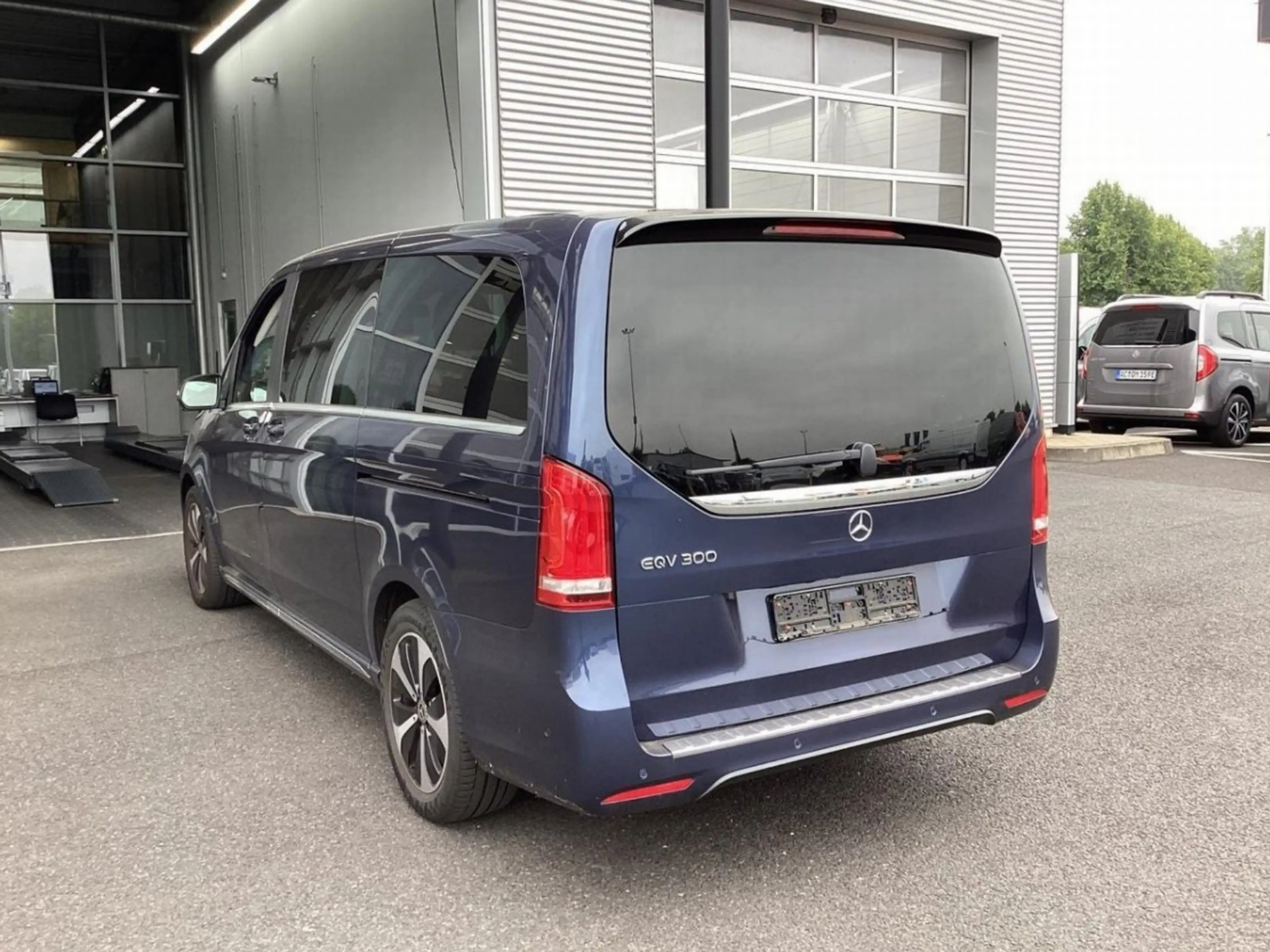 Mercedes-Benz EQV 300 EQV300 AVANTG Edition AIRMATIC Pano DISTR Sitzkl — photo 3