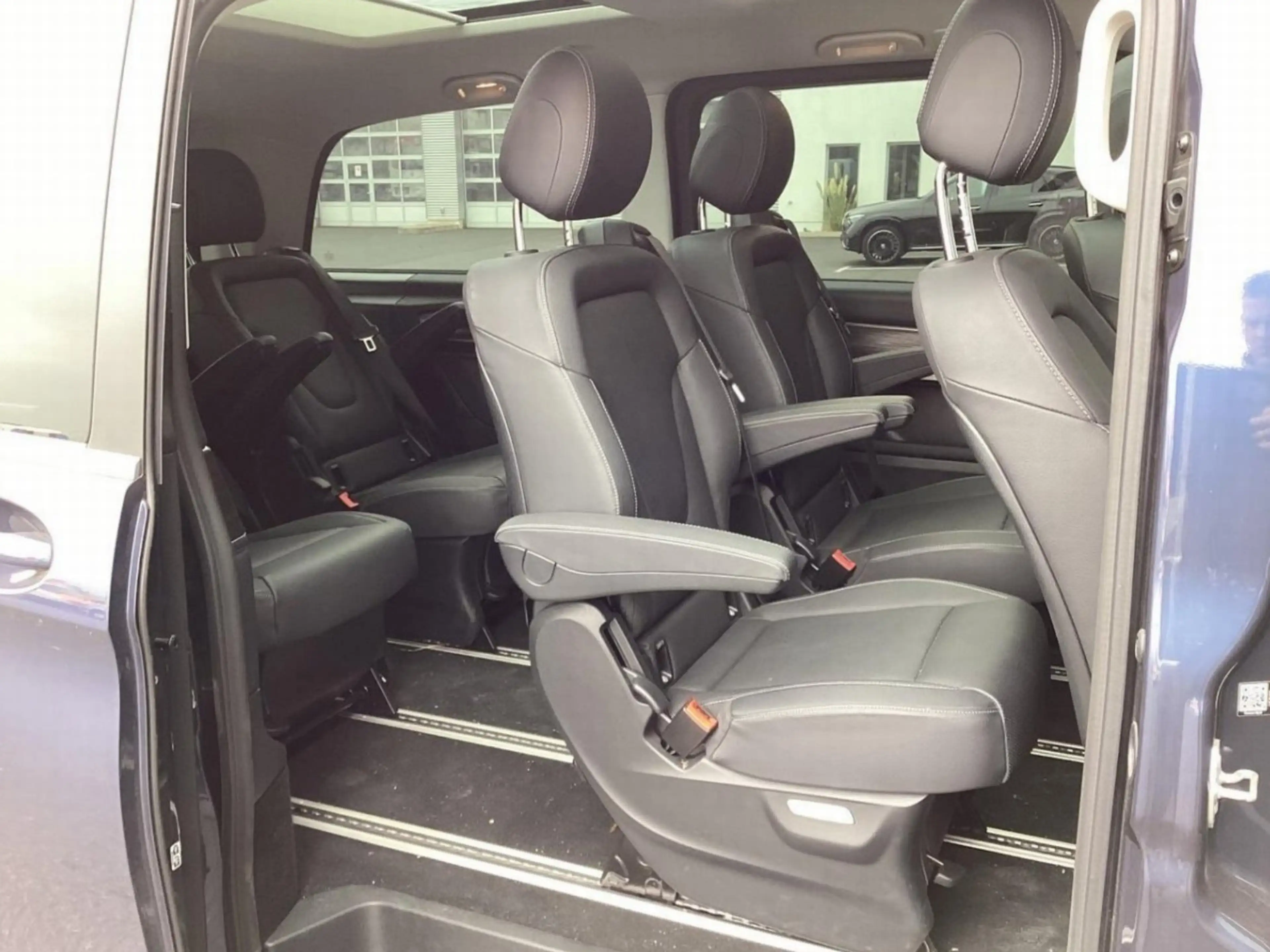 Mercedes-Benz EQV 300 EQV300 AVANTG Edition AIRMATIC Pano DISTR Sitzkl — photo 11
