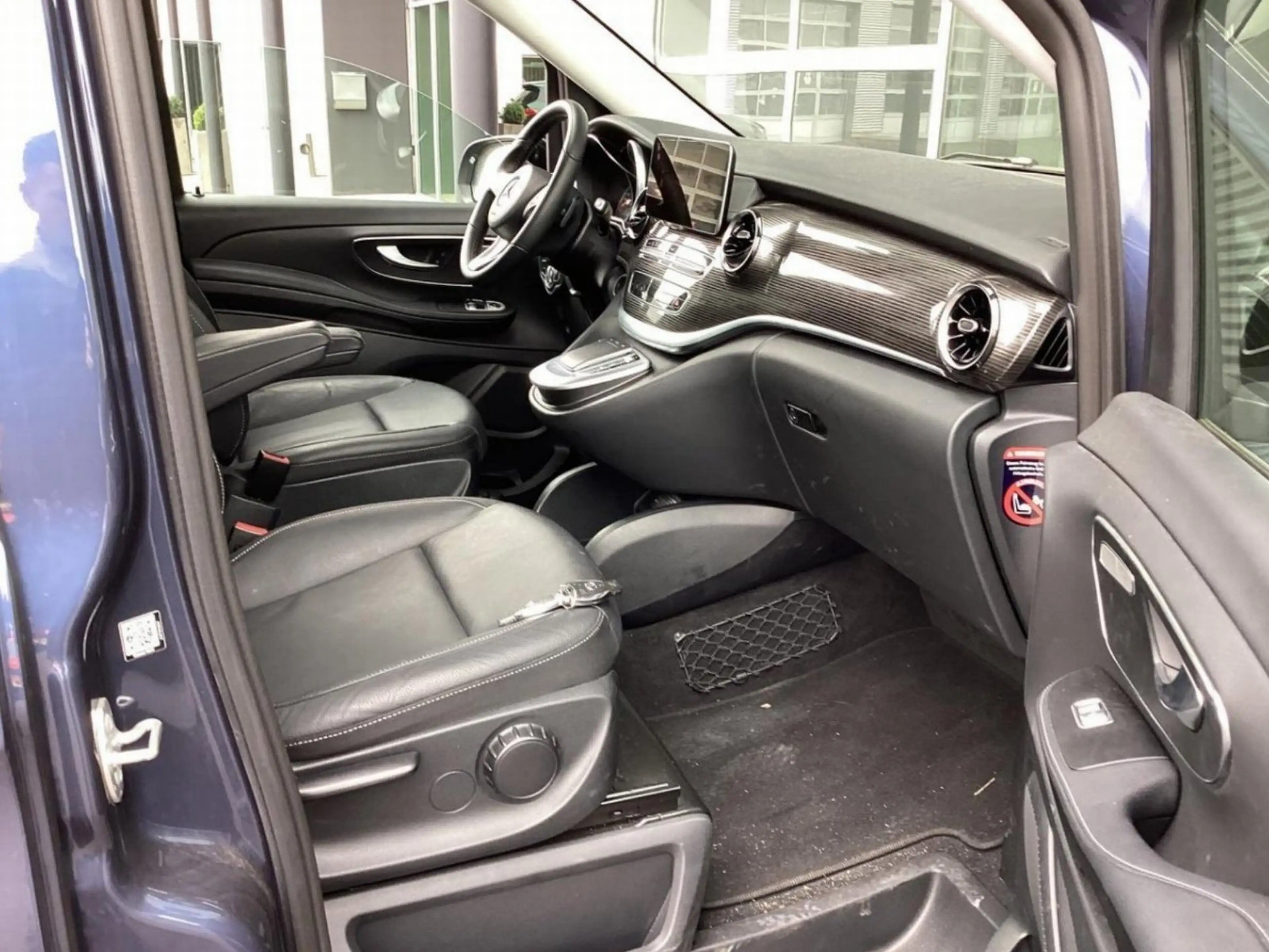Mercedes-Benz EQV 300 EQV300 AVANTG Edition AIRMATIC Pano DISTR Sitzkl — photo 10